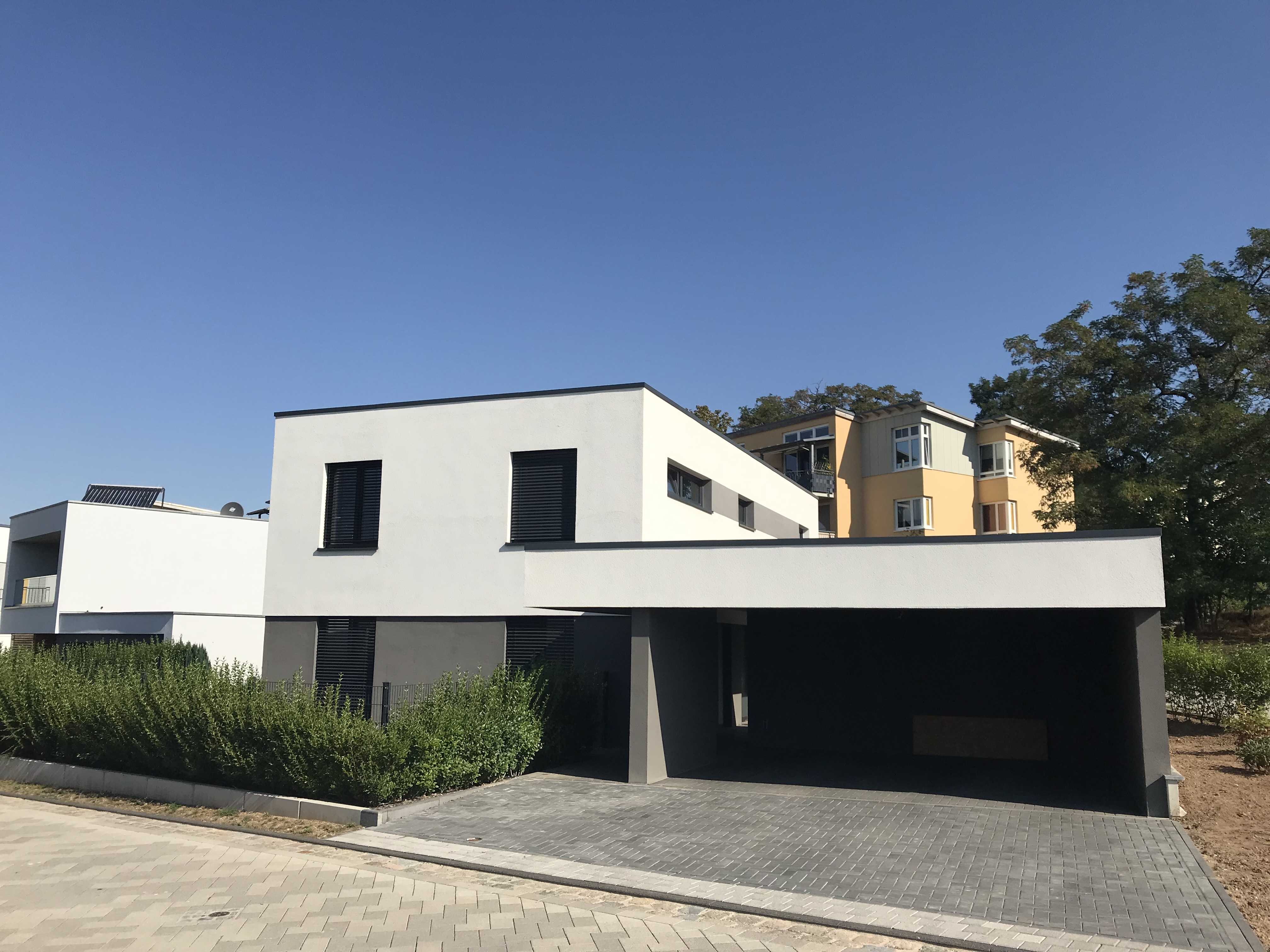 Modernes Wohnhaus mit Flachdach und Carport